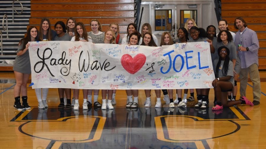 The+Lady+Wave+Volleyball+teams+shows+their+support+for+athletic+trainer%2C+Joel+Kennedy%2C+in+his+fight+against+cancer.