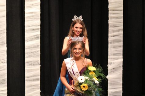 2020 Beauty Review winner Bailey Fulton is crowned and awarded with flowers by 2019 winner Skylar Carr. 