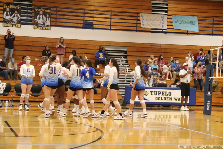 tupelo varsity team comes together for a time out
