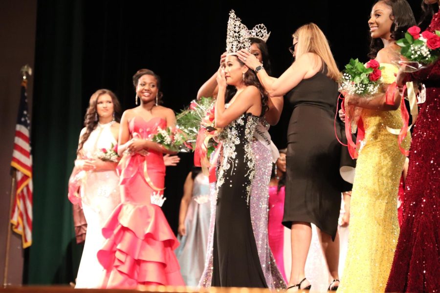 Mariana Meza being crowned 