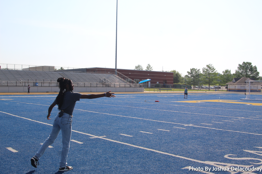 Jarmesha Mckinney throws a frisbee
