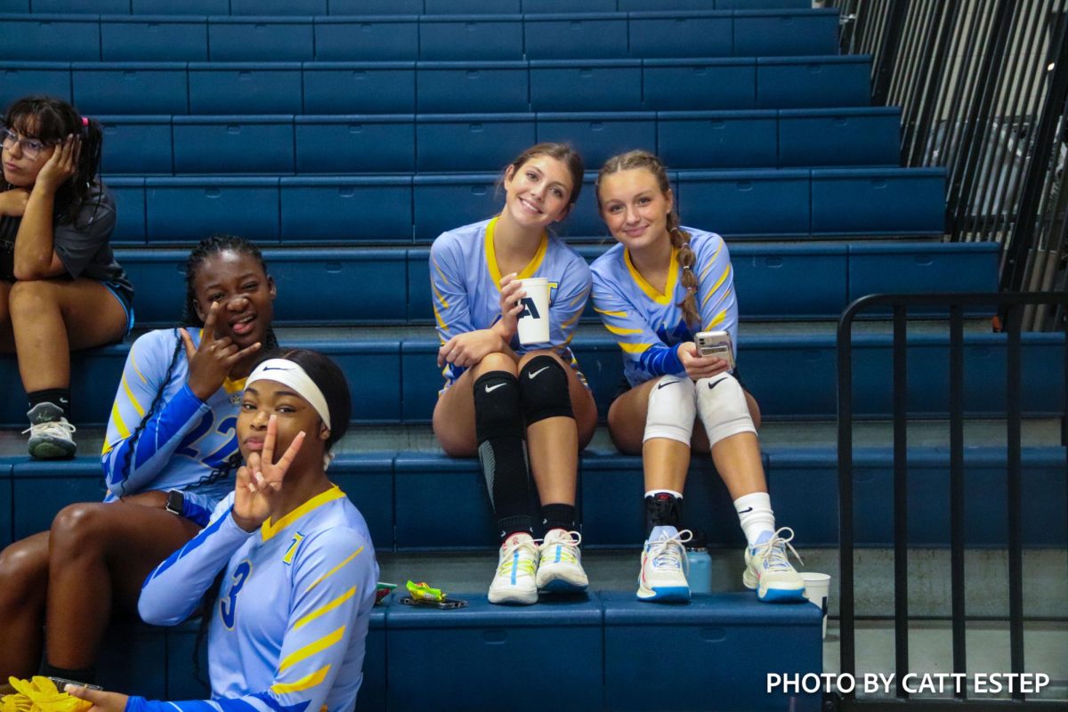 Kabreyia Garth, Triniti Judon, Chloee Becker, and Ella Kinney all smile and pose for a picture. 
